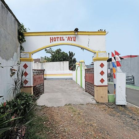 Spot On 92983 Hotel Ayu Semarang Exterior foto