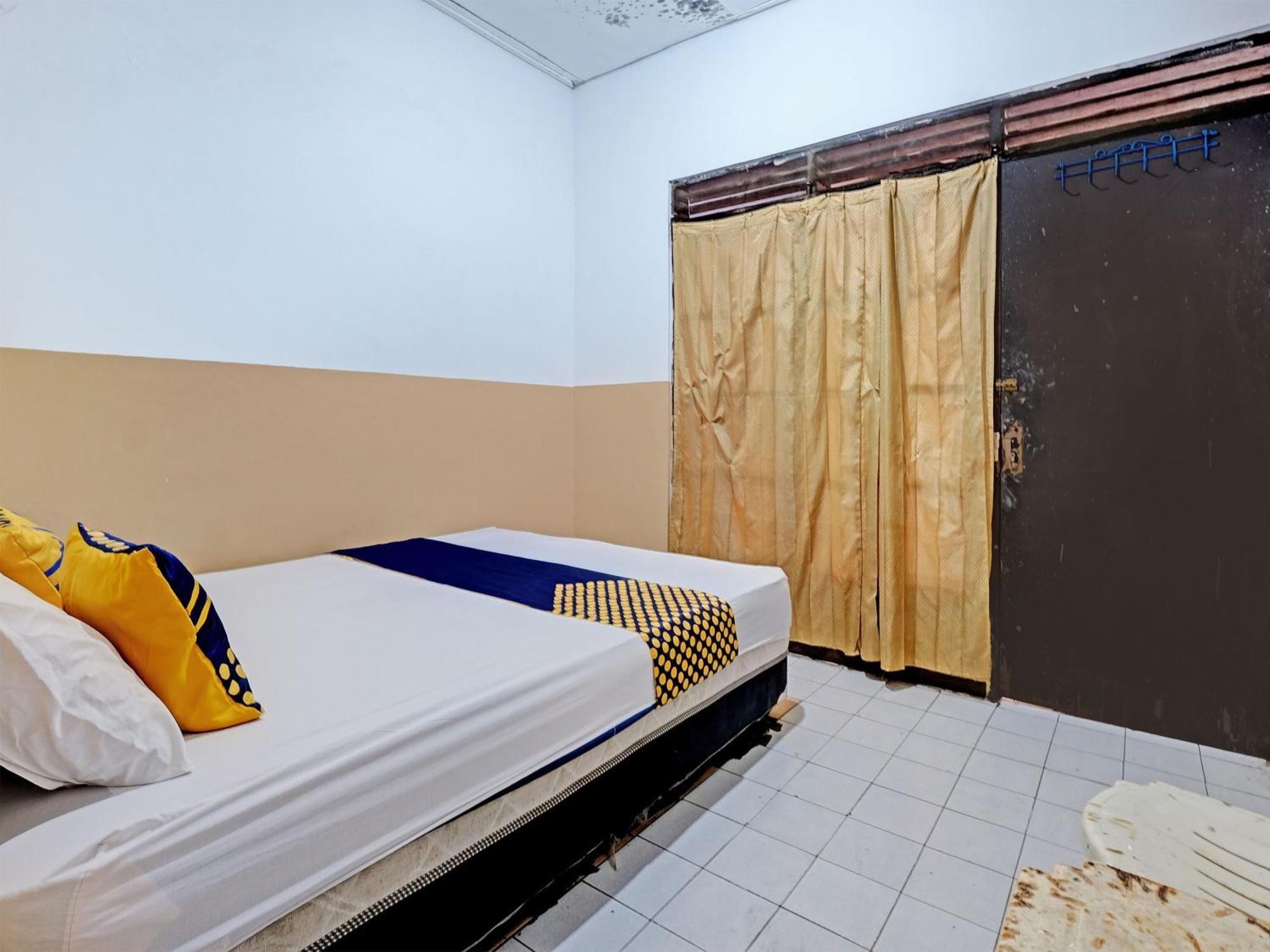Spot On 92983 Hotel Ayu Semarang Exterior foto