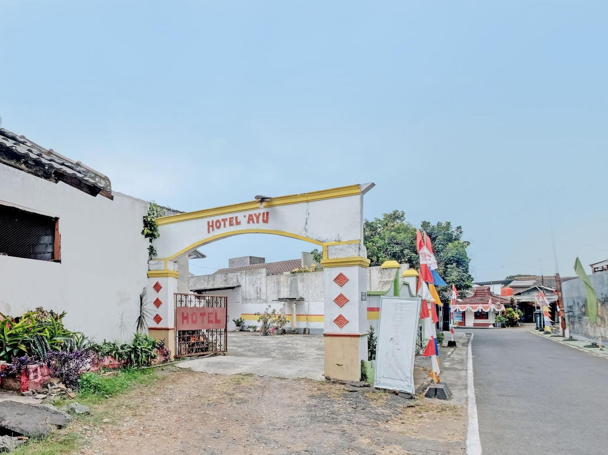 Spot On 92983 Hotel Ayu Semarang Exterior foto